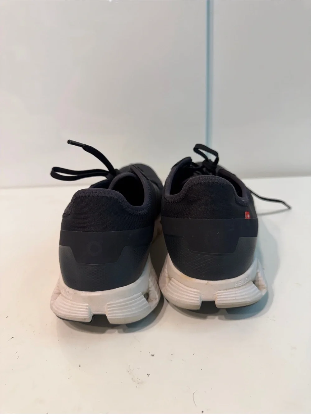 Used women’s oncloud Athletic Running Shoes size 9